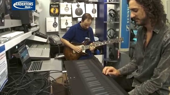 Gitarla Atılan Her Soloyu Klavyeyle Birebir Çalan Adam