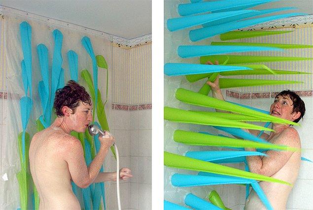 Zamanı geldiğinde duş perdesinin sivri uçları şişip sizi rahatsız ediyor ve anlıyorsunuz ki duştan çıkıp kuruma zamanı gelmiş. Tasarımcı bu perdeye ''acı ve bizim iyiliğimiz için tasarım'' diyor.