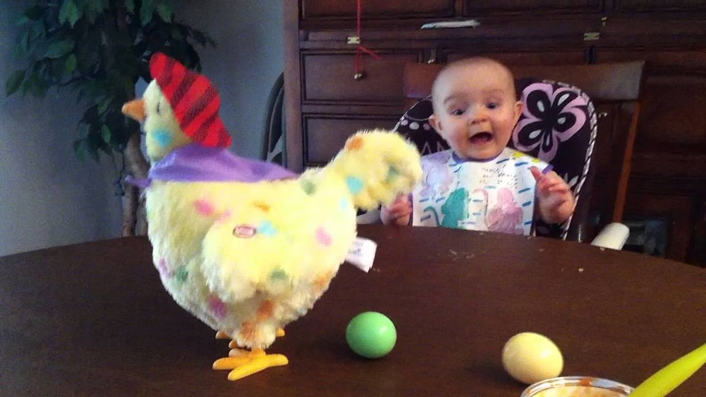 Oyuncak Tavuğun Yumurtlamasıyla Kendinden Geçen Bebek