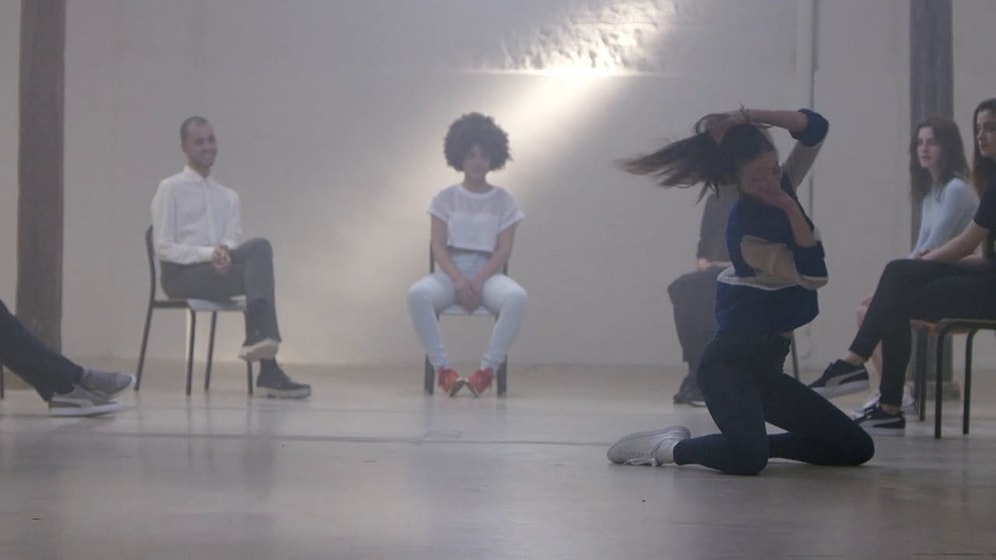 Klipte Hipnoz Altında Yapılan Mükemmel Dans Gösterisi