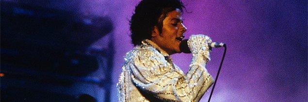 5. Michael Jackson'ın eldiven takmasının sebebi, derisi ile ilgili olan sağlık problemini saklamak istemesi.