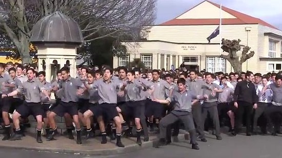 Öğretmenlerini Son Yolculuğuna Uğurlayan 1700 Öğrenciden Haka Dansı