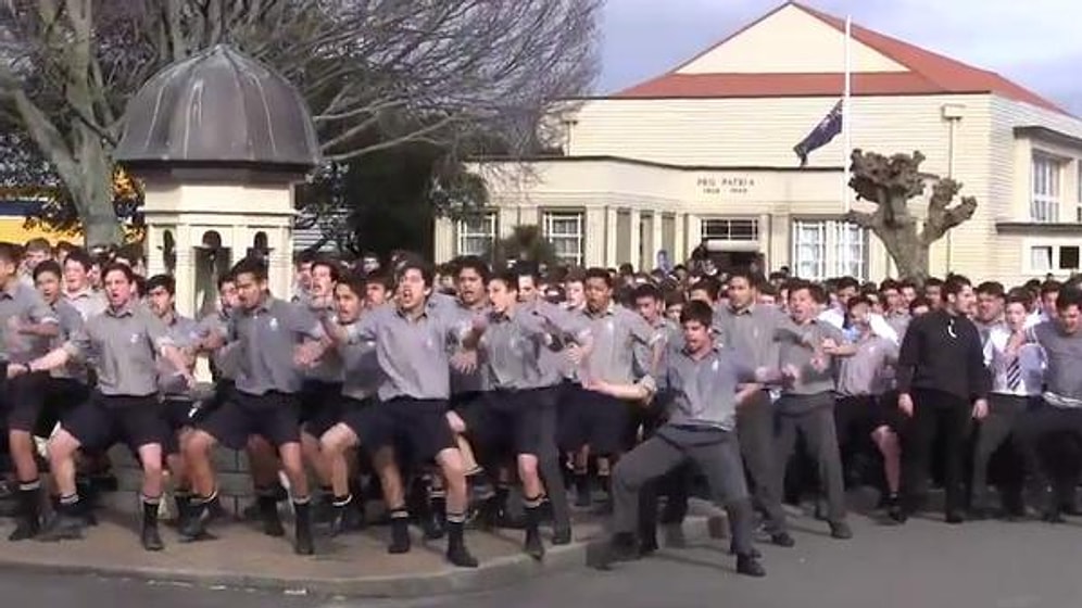 Öğretmenlerini Son Yolculuğuna Uğurlayan 1700 Öğrenciden Haka Dansı