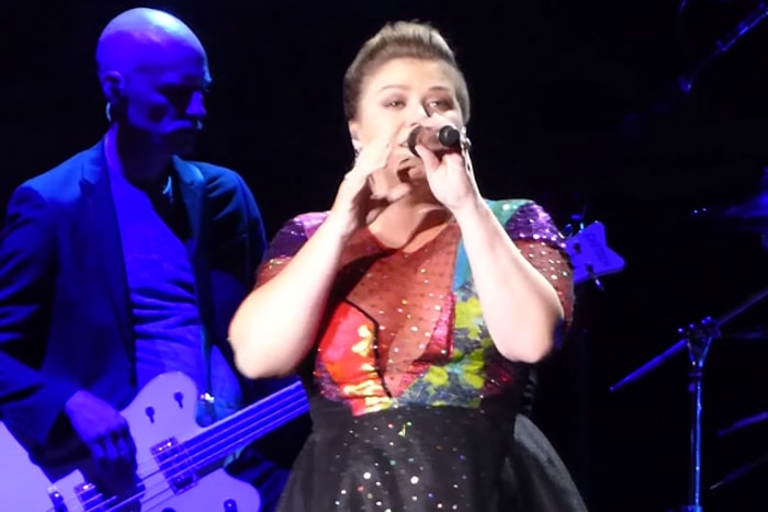 Taylor Swift'in 'Blank Space' Şarkısını Cover'layan Kelly Clarkson'dan Müthiş Performans