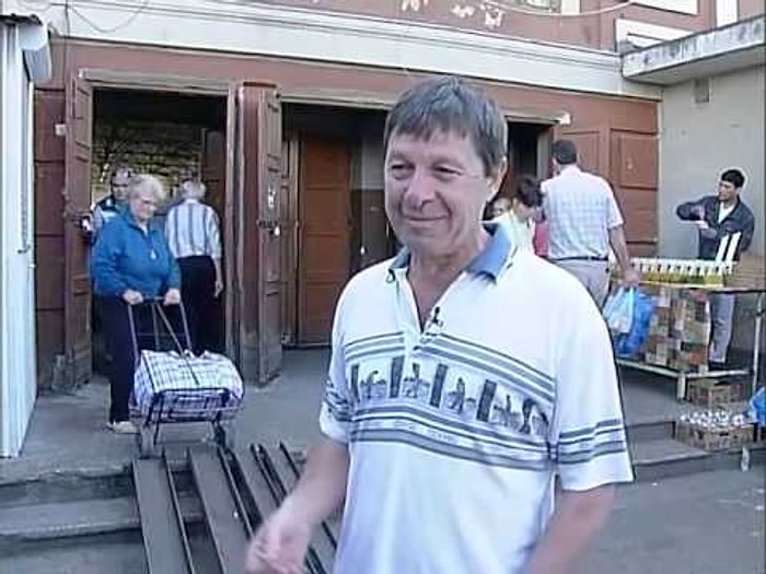 Tekerlekli Pazar Çantasını Bir Türlü Merdivenlerden İndiremeyen Yaşlı Kadın