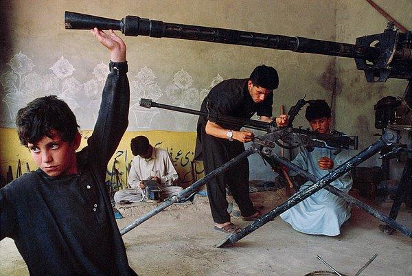 27. Silahlara bakım yapan Pakistanlılar