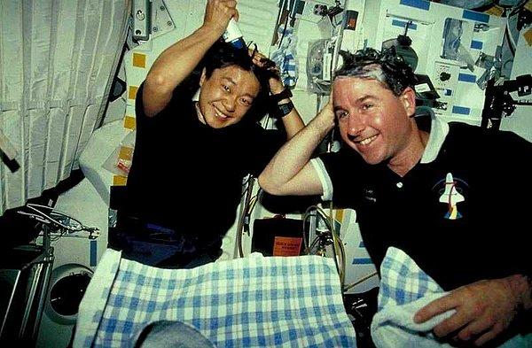 9. Astronotlar uzayda saçlarını yıkamak için su gerektirmeyen özel bir şampuan kullanırlar.