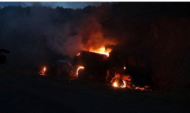 Tunceli’de yol kesen teröristler 3 aracı ateşe verdi