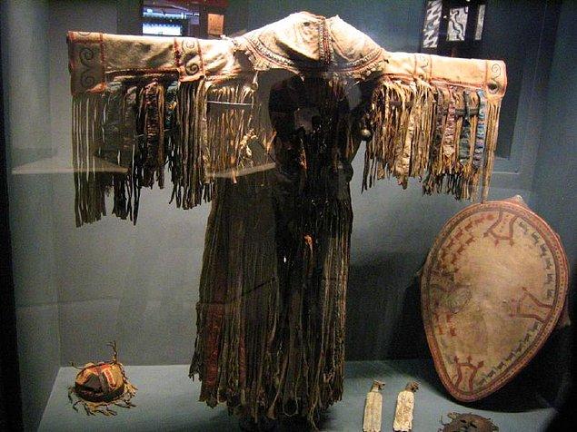 10. Şamana yardımcı olan malzemelerden biri de üzerinde çeşitli eşyaların ve hayvan kalıntılarının bulunduğu elbisesidir. Bu elbise şamanın trans anında yaptığı yolculuklarda biçim değiştirmesini sağlar.