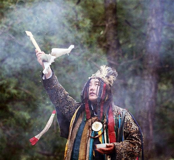 8. Çok yaygın olmamakla birlikte, dünyanın çeşitli bölgelerinde şamanların, trans haline geçebilmeleri için uyuşturucu bitki ya da ilaçları kullandığı görülmüştür.