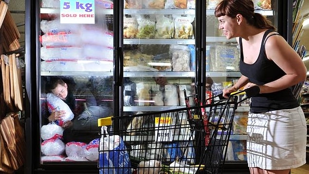 8. Bakkaldan izin alıp dondurma dolabının içine girmek.
