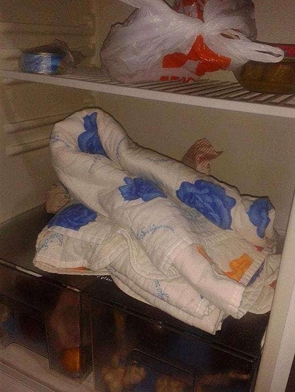 9. Yastığı, nevresimi buzdolabına koyup yatarken çıkartıp sermek.