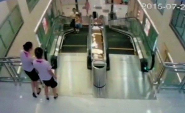 Kamera görüntülerinin başında, Xiang Liujuan isimli anne ve küçük oğlu Tongtong alışveriş merkezinde bir yürüyen merdivende yukarı çıkıyorlar.