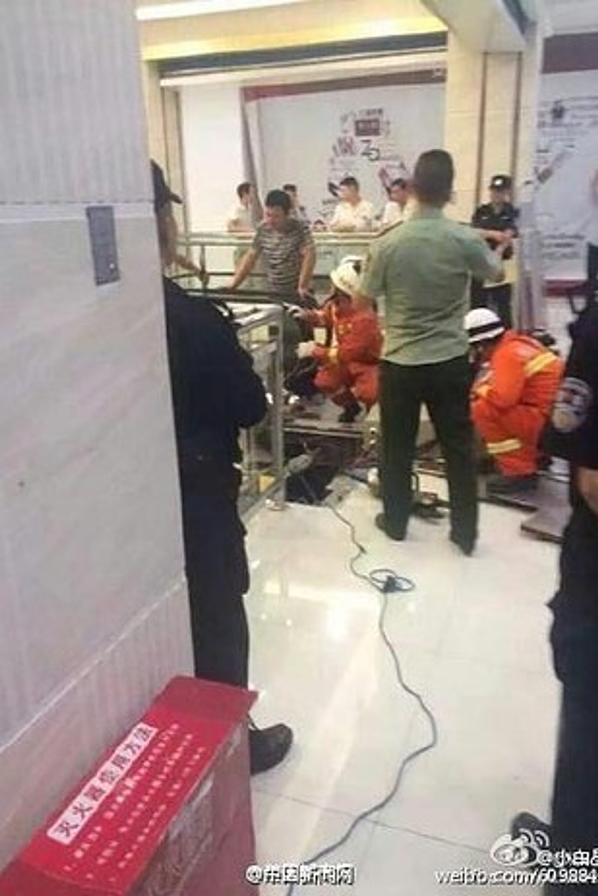 Женщина провалилась в эскалатор. Женщину затянуло в эскалатор. В китае женщина провалилась в эскалатор. Женщину затянуло в эскалатор китай. Страшные случаи на эскалаторе.