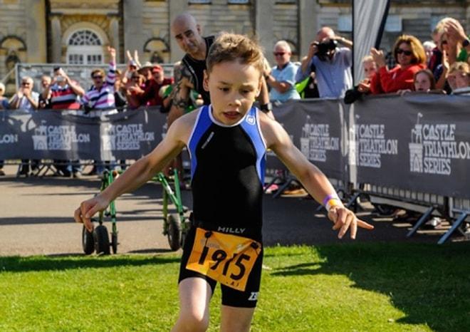 Serebral Palsili 8 Yaşındaki Çocuğun Göz Yaşartan Triatlon Başarısı