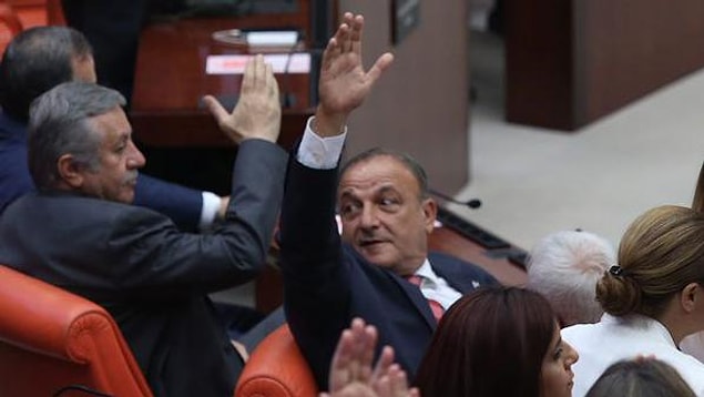 Vural elini kaldırdı, MHP'liler 'hayır' dedi