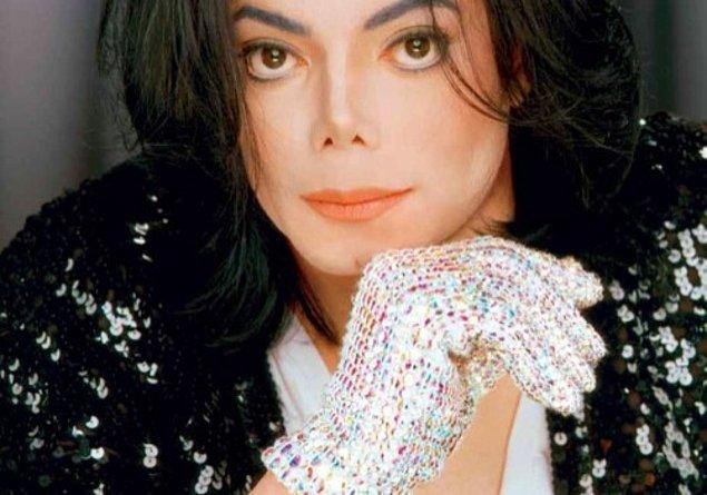 1997'de verdiği bir röportaj sırasında neden sadece tek bir eldiven taktığı sorulduğunda; Michael'ın cevabı oldukça basitti: