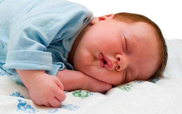 2. Aşırı yüksek müzik ve gürültüye rağmen hemen uyuyup kınanın sonuna kadar uyanmayan bebek.