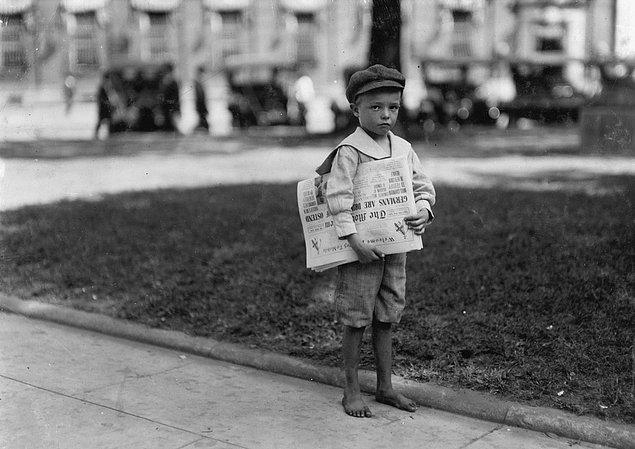 1. 1914 yılında çekilen bu fotoğrafta 7 yaşında gazete dağıtan çocuğun ismi Ferris.