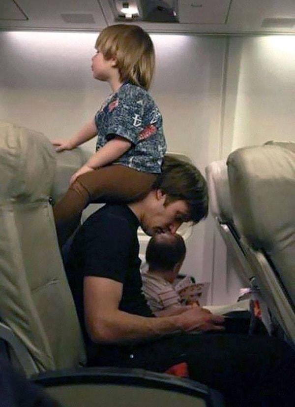 5. Ne var, çocuk sıkılmış uçakta.