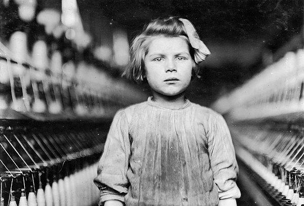 2. Fabrikada düzenli olarak çalışan bir kız çocuğu. (1909)