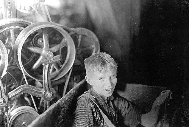 5. Fotoğraf çekilmeden önce öğlen uykusuna yatan, Rhode Island'da bir fabrikada çalışan Wille (1909)