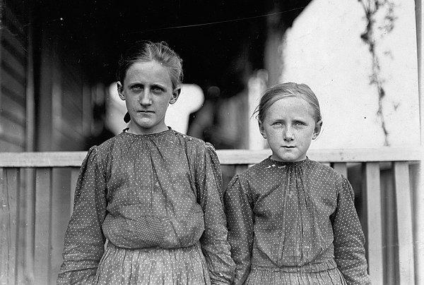 8. Fotoğrafın solundaki çocuk Minnie Carpenter ve 10 saatte sadece yarım dolar kazanan bir fabrika işçisi. Sağdaki daha küçük kız ise fabrikada düzenli olarak çalışmıyor. (1908)