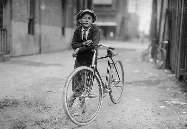 9. Mackay Telegraph şirketi için çalışan 15 yaşındaki çocuk. (1913)