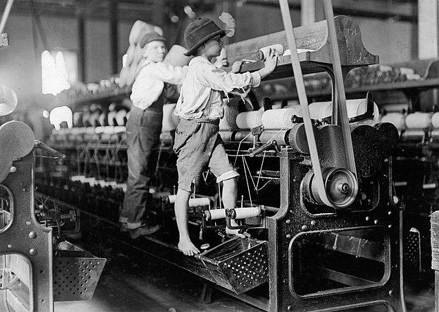 18. Makineye uzanamayan çocuklar çareyi makinenin üstüne çıkarak bulmuş. (1909)