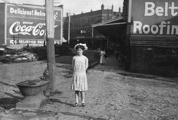 21. 13 yaşında olduğu söylenen Ethel Shumate, 6 ay boyunca bir fabrikada sigara sarmış. (1911)