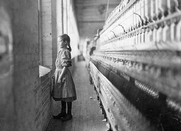 26. Bu 10 yaşındaki kız çocuğu, mola vermiş ve dışarıyı izliyor. (1908)