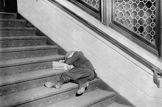 28. New Jersey'de merdivenlerde uyuyakalan bir gazeteci çocuk. (1912)