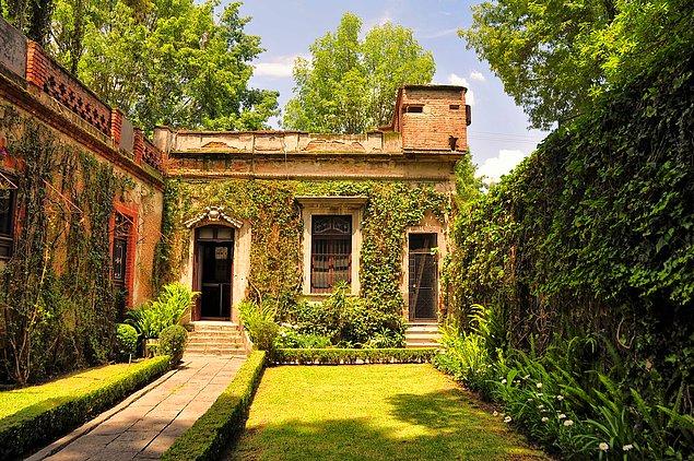 Bugün Meksika’daki evi dünyanın dört bir yanından ziyaretçi akınına uğrayan bir müzeye dönüşmüştür.