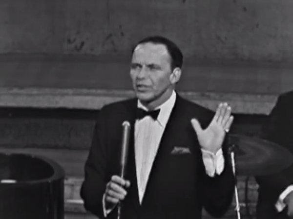 14. Meğer Frank Abimiz'in yolu evlendirme dairesinin yoluymuş; Frank Sinatra.