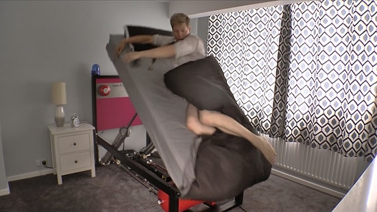 Uykucuları Fırlatarak Muma Çeviren Yatak