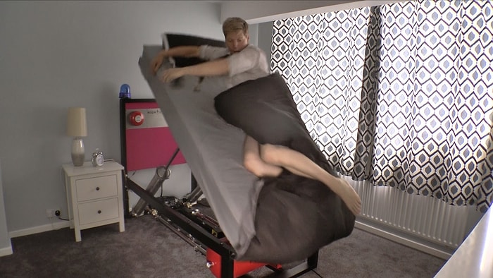 Uykucuları Fırlatarak Muma Çeviren Yatak