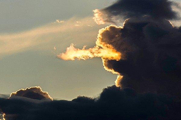 19. Önceki hayatında Khaleesi'nin ejderhası olduğunu düşündüğümüz bulut.