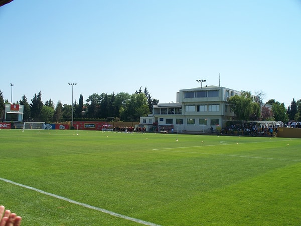 Futbolculara ve teknik heyete maddi konularda danışmanlık yaparak güven kazanıyor. Hesapların kontrolü onda olduğu için zaman içerisinde neredeyse aileden birisi gibi oluyor.