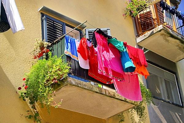 18. Giysilerinizin rengini korumak için çamaşır makinenizin içine bir tutam tuz atın...