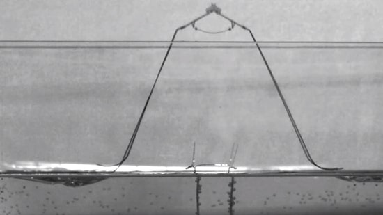 Su Üzerinde Sıçrayabilen Robot