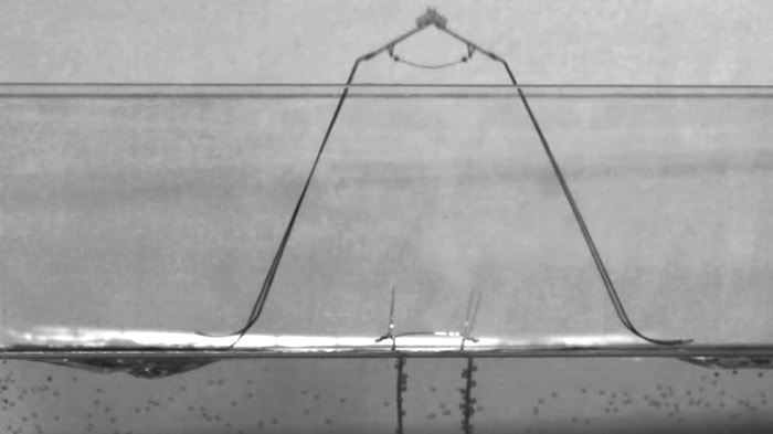 Su Üzerinde Sıçrayabilen Robot