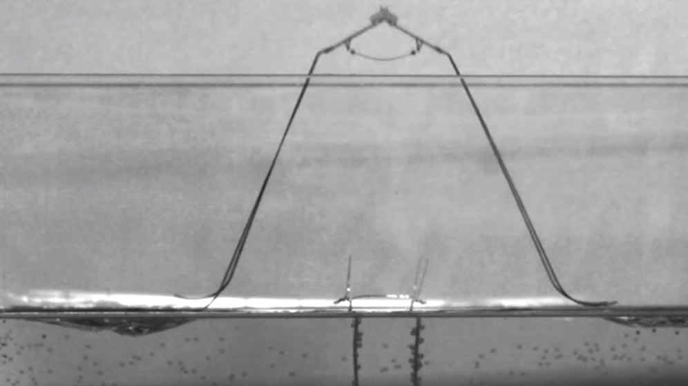 Su Üzerinde Sıçrayabilen Robot