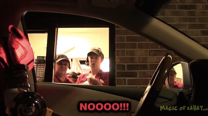 Sipariş Alacakları Kişinin Robot Olduğunu Görünce Şoka Uğrayan Çalışanlar | Şaka İçerir