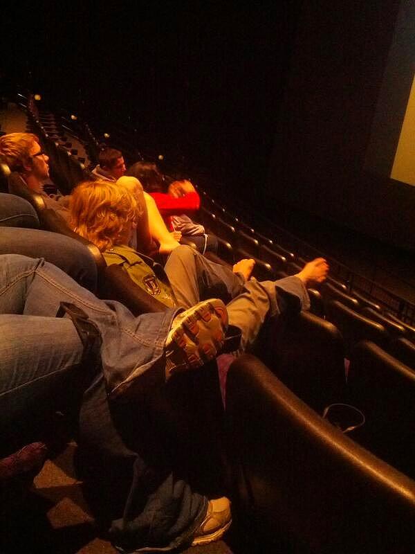 15. "Aşkım Hobbit filmine iyi ki bu salonda gelmişiz bak nasıl gerçekçi, seyirciler de Hobbitler gibi ayakkabısız"