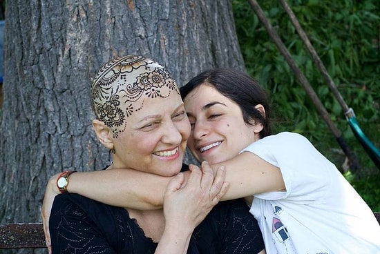 Neden Olmasın: Kemoterapinin Döktüğü Saçların Yerini Sanat Eserine Dönüştüren Kına Taçları