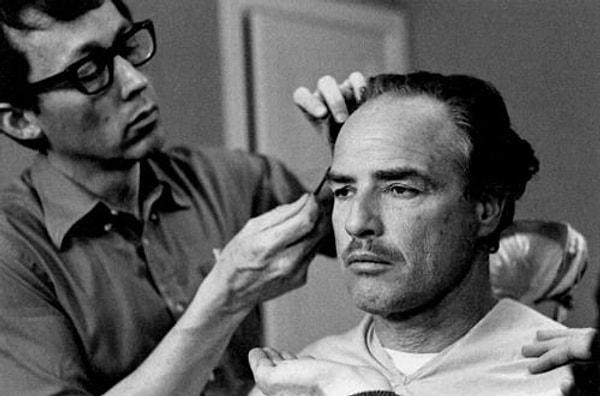 2. Marlon Brando oynadığı Don Corleone karakterinin bir buldog gibi görünmesini istediği için deneme çekimlerinde ağzına pamuk koymuş, film çekimlerinde ise dişçisine ağızlık yaptırmıştır.