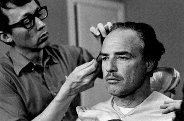 2. Marlon Brando oynadığı Don Corleone karakterinin bir buldog gibi görünmesini istediği için deneme çekimlerinde ağzına pamuk koymuş, film çekimlerinde ise dişçisine ağızlık yaptırmıştır.