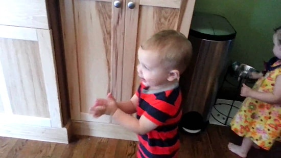 Kızla Kucaklaştıktan Sonra Sevincinden Kafayı Yiyen Küçük Çocuk