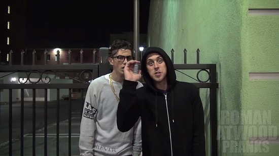 Sokakta Arkadan Gelip Boyun Kırmak | Şaka İçerir