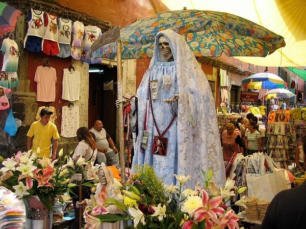 5. Santa Muerte'ye inancın bu denli hızlı yayılmasının en büyük sebeplerinden bir tanesi, inananların dualarına cevap aldıklarını iddia etmeleri